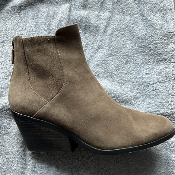 Eileen Fisher Peer Suede Ankle Bootie in Shadow Size 9 - Picture 6 of 17
